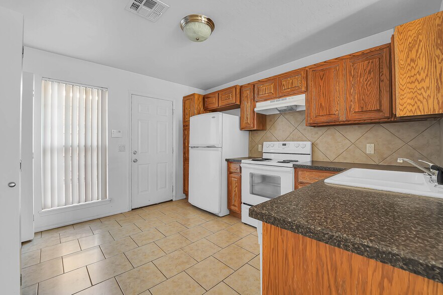 More Photos Of 1501 Wade St, Sayre Apartments For Sale