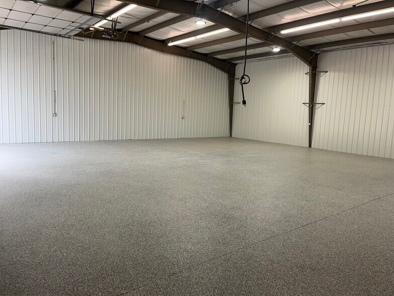 More Photos Of 517 N Lake Ave, Twin Lakes Showroom For Lease