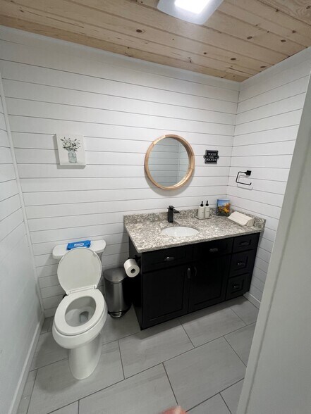 More Photos Of 19806 Panama City Beach Pky, Panama City Beach Showroom For Lease