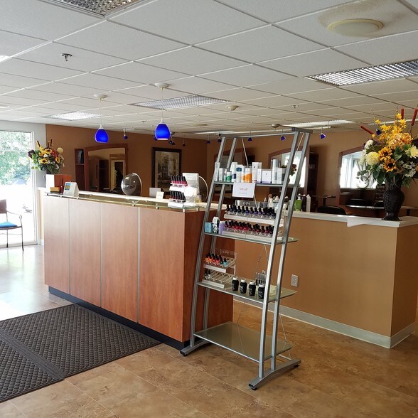 More Photos Of 401 Daniel Webster Hwy, Merrimack Storefront Retail Office For Lease