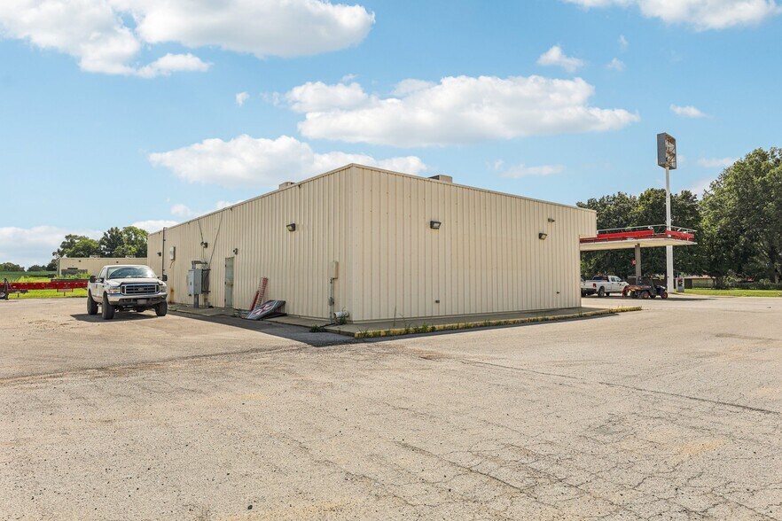 More Photos Of 402 W Johnson St, Pocahontas Flex For Sale