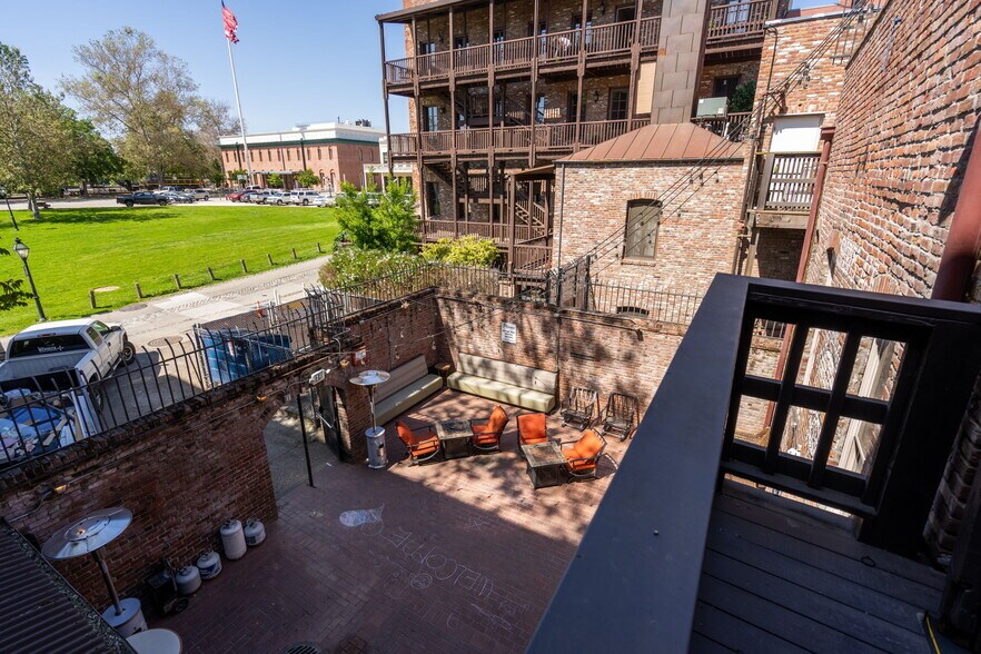 More Photos Of 910 2nd St, Sacramento Bar For Sale