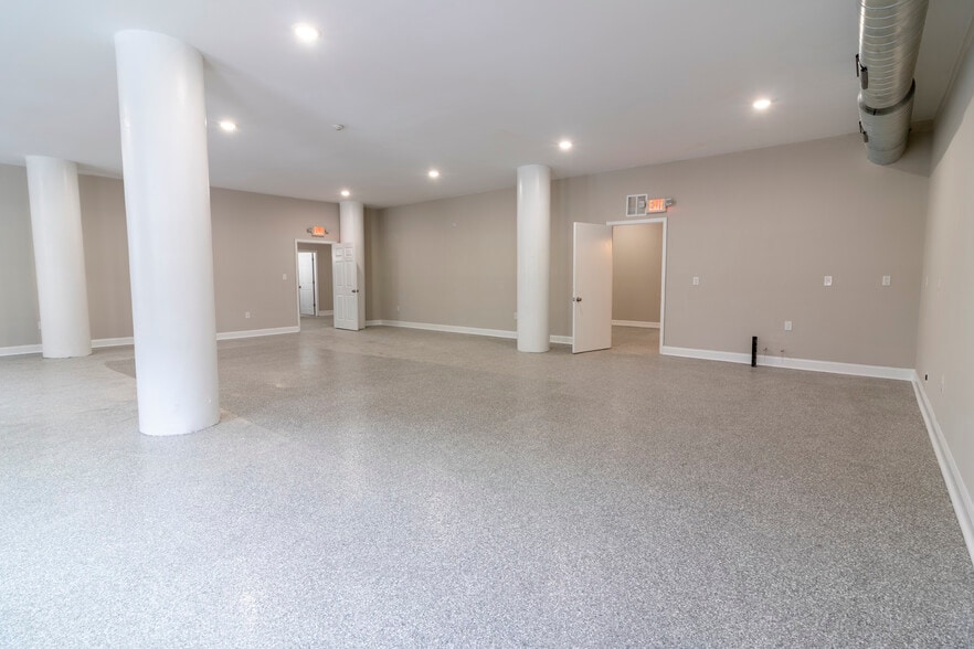 More Photos Of 2613 W Hunting Park Ave, Philadelphia Light Distribution For Lease