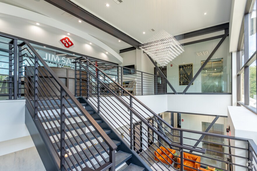 More Photos Of 17108 Mack Ave, Grosse Pointe Office For Lease