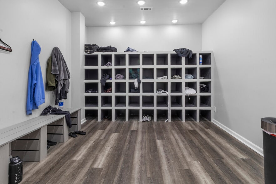 More Photos Of 6609 E 82nd St, Indianapolis Storefront Retail Office For Sale