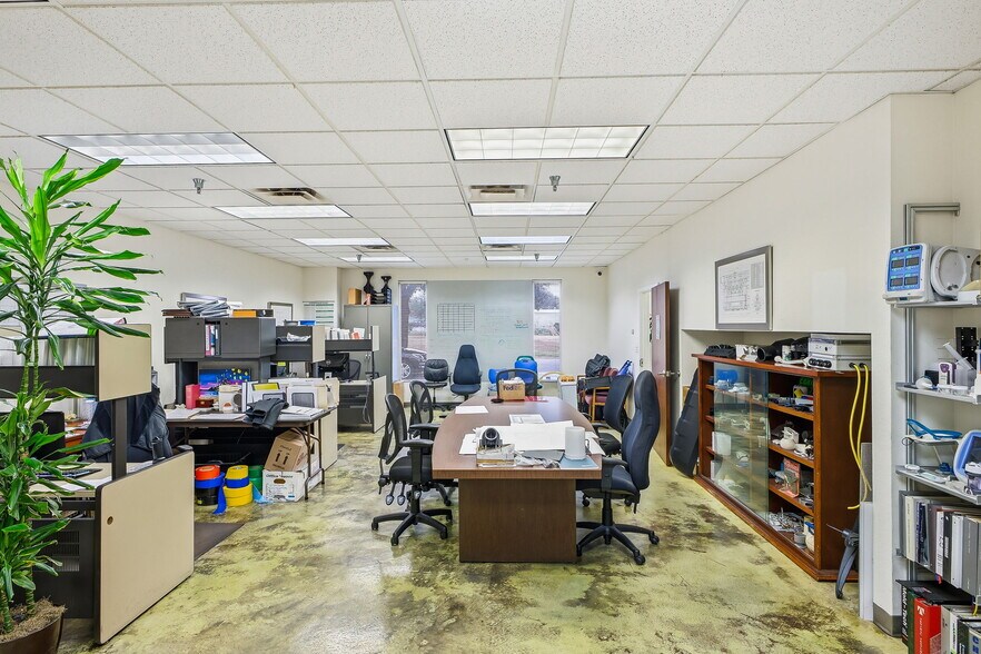 More Photos Of 315 N Park Dr, San Antonio Warehouse For Sale