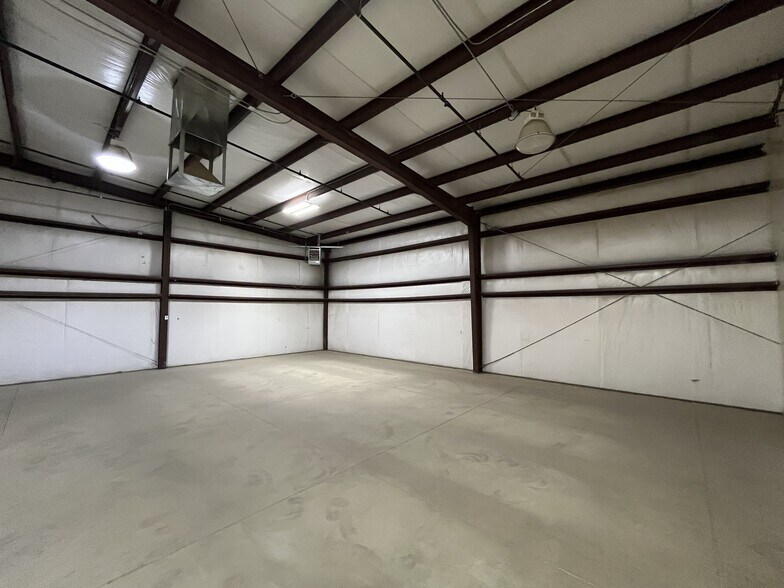 More Photos Of 1347 N Century Ave, Visalia Showroom For Lease