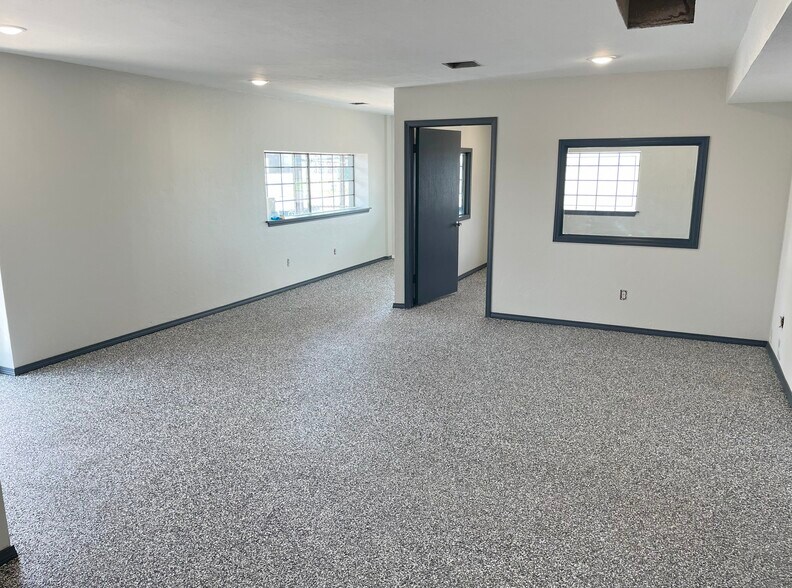 More Photos Of 1707 Topeka Dr, Norman Freestanding For Sale