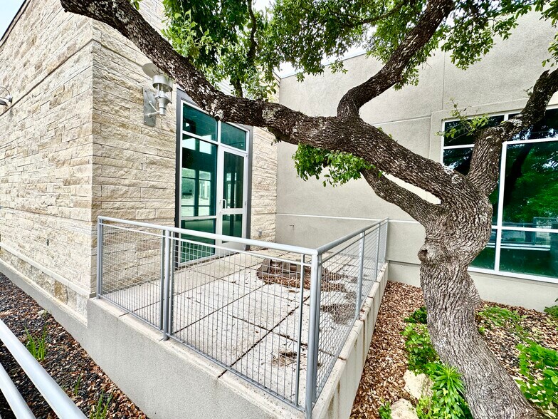 More Photos Of 23119 Ih 10 W, San Antonio Office For Lease