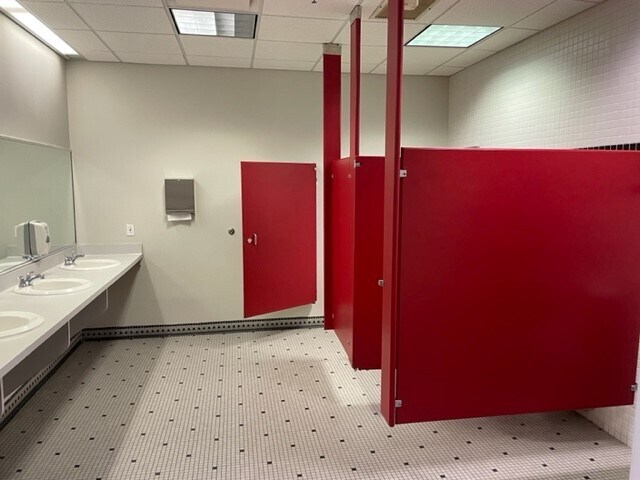 More Photos Of 211 Lake Dr, Newark Flex For Sale