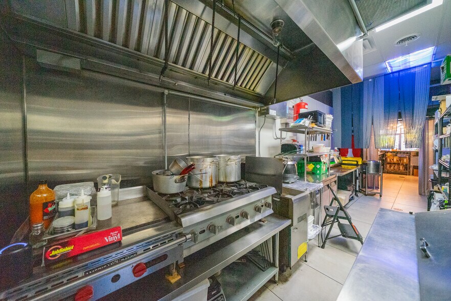 More Photos Of 1858 N Western Ave, Chicago Storefront Retail Residential For Lease