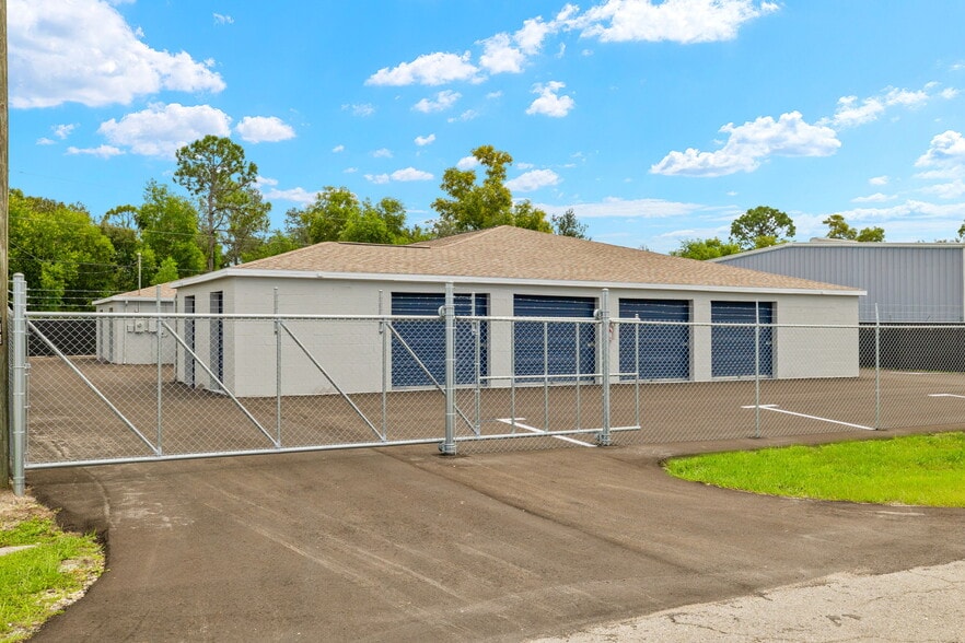 More Photos Of 17517 Rockefeller Cir, Fort Myers Self Storage For Sale