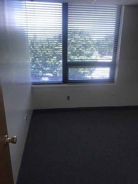 More Photos Of 183 S Broadway, Hicksville Office For Sale