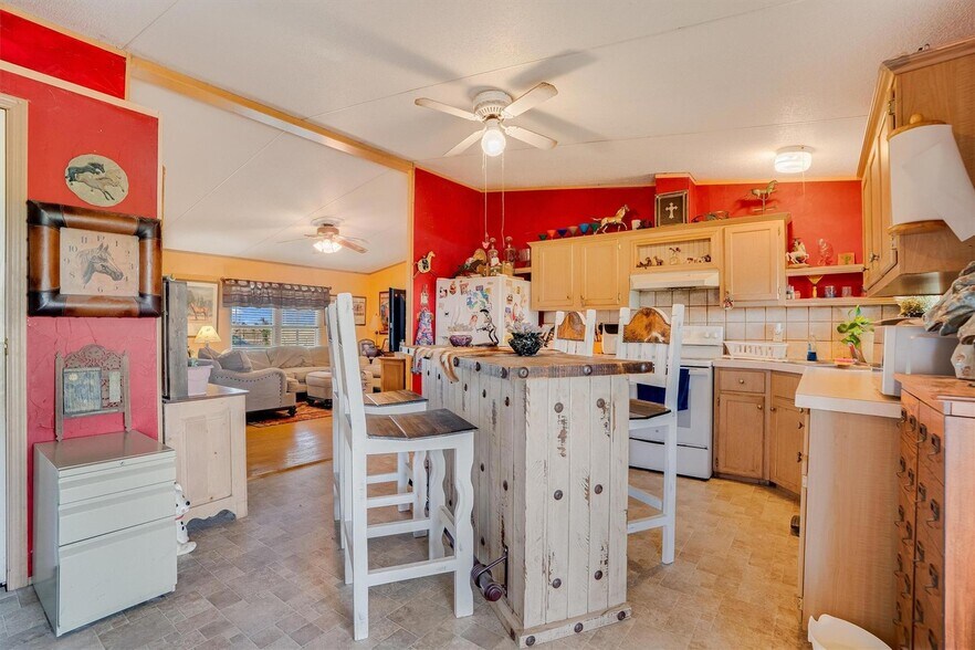 More Photos Of 3007 County Road 303, Jarrell Specialty For Sale