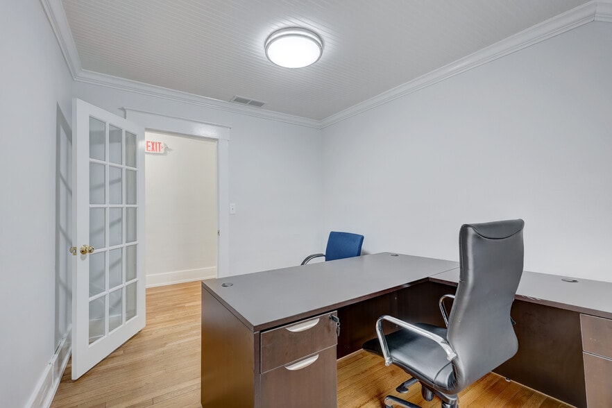 More Photos Of 2520 Rochester Rd, Royal Oak Office For Lease