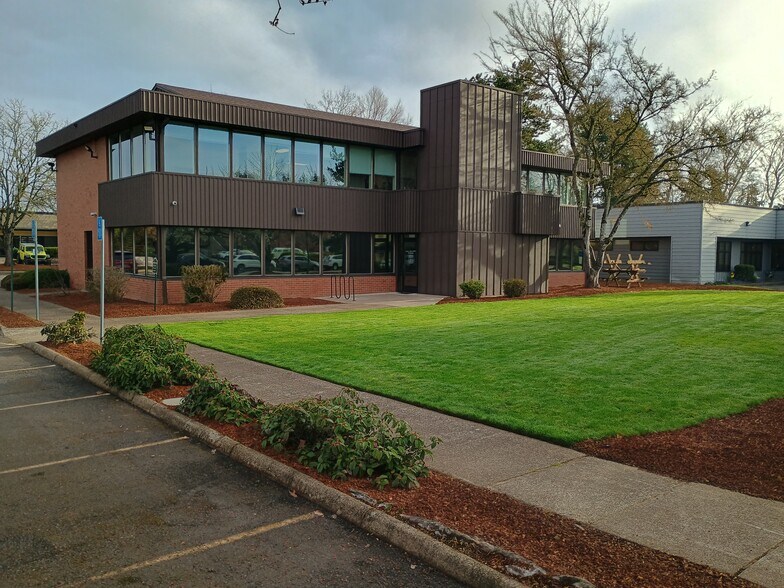 More Photos Of 1090 Gateway Loop, Springfield Office For Lease