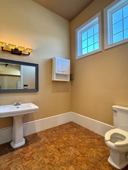 More Photos Of 40 Summers Way, Roanoke Freestanding For Lease