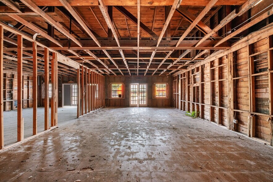 More Photos Of 2219 S Flores St, San Antonio Freestanding For Sale