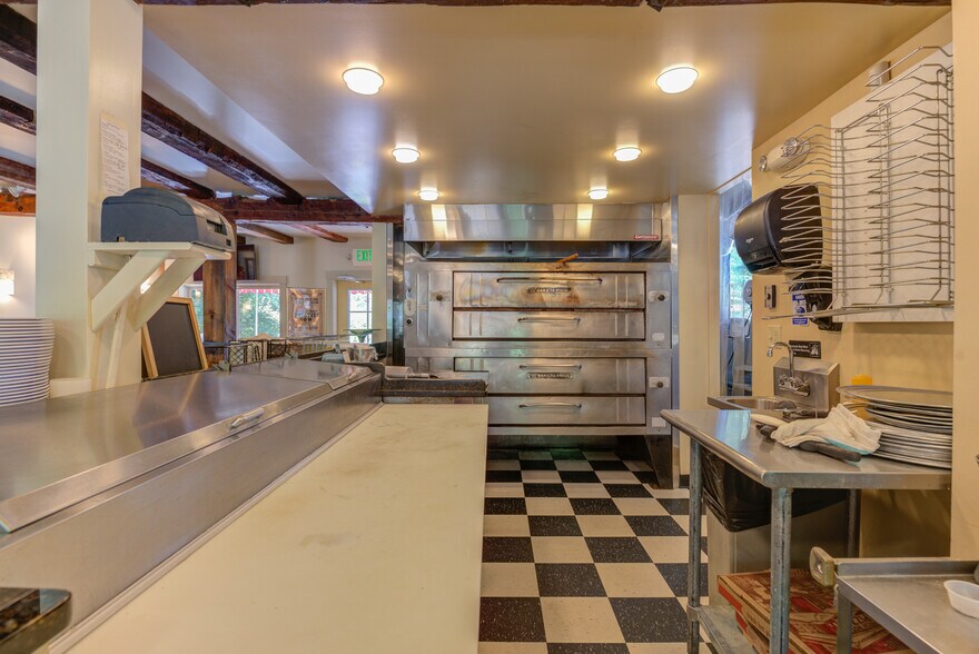 More Photos Of 200 Shore Rd, Ogunquit Restaurant For Sale