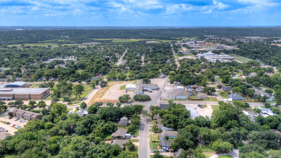 More Photos Of 4700 Barbara Rd, River Oaks Office For Sale