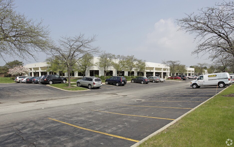 More Photos Of 818-890 Oak Creek Dr, Lombard Showroom For Lease