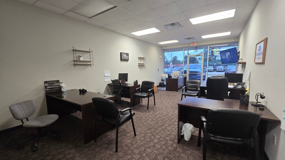 More Photos Of 980-1000 N Main St, Vidor Storefront Retail Office For Lease