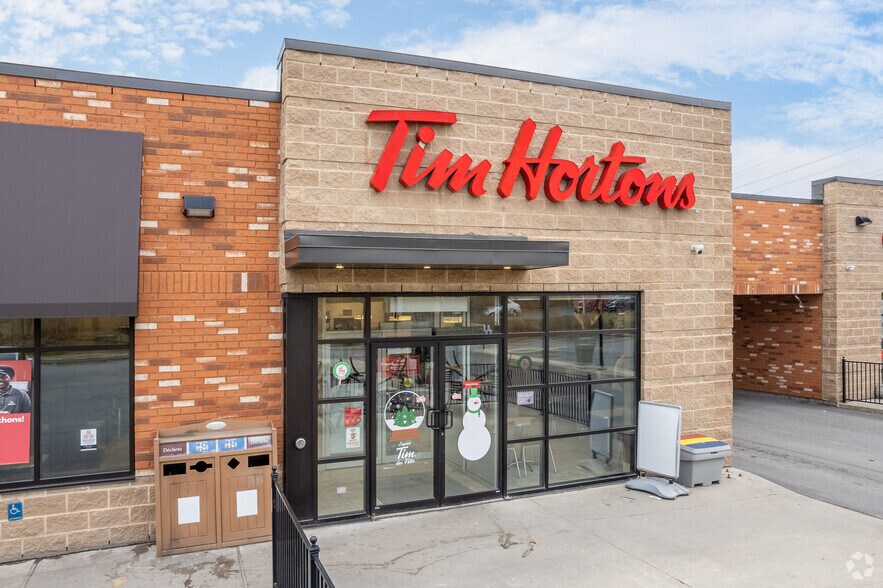 More Photos Of 3550-3570 Boul Pitfield, Montréal Storefront For Lease