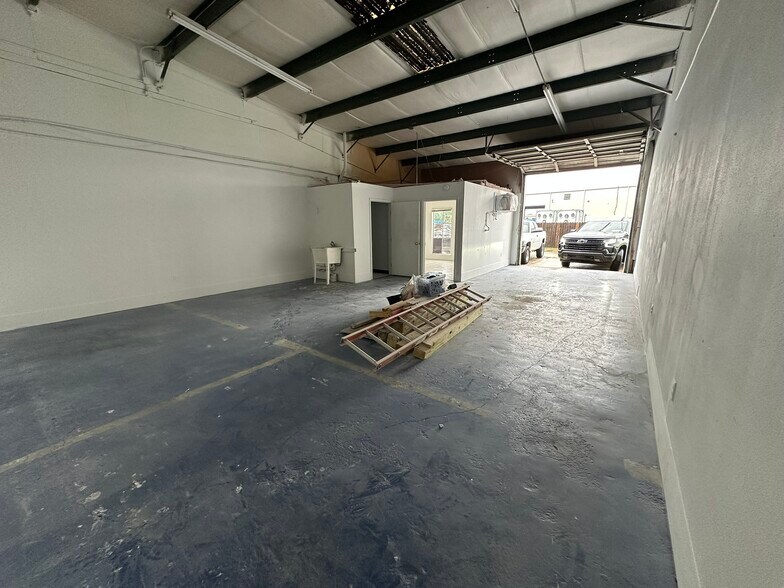 More Photos Of 11616 Industriplex Blvd, Baton Rouge Warehouse For Lease