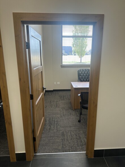 More Photos Of 5204 W Okanogan Ave, Kennewick Light Distribution For Lease