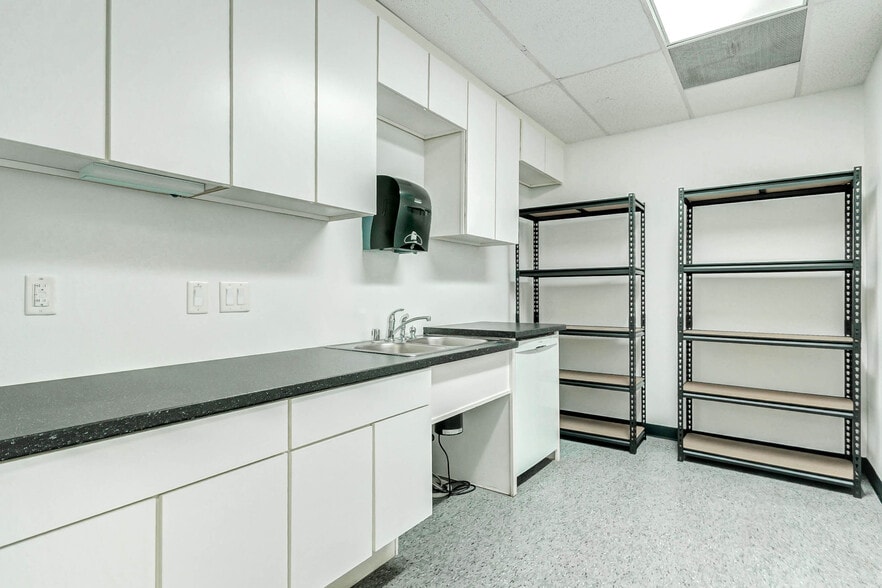 More Photos Of 1101 Alma St, Tomball Medical For Lease