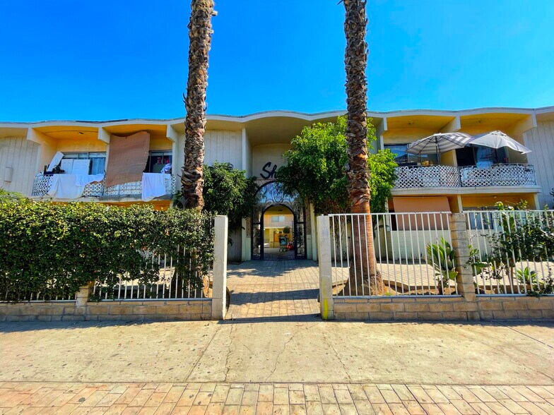 More Photos Of 6956 Kester Ave, Van Nuys Apartments For Sale