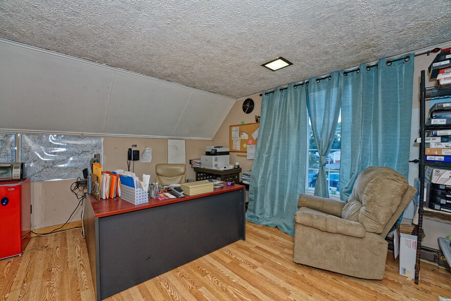 More Photos Of 671 Mariaville Rd, Schenectady Garden Center For Sale