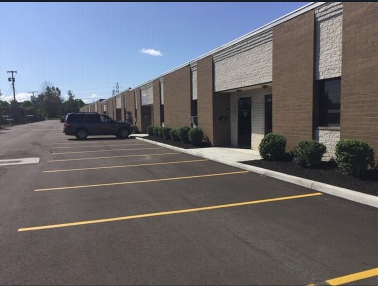 More Photos Of 7471 Tyler Blvd, Mentor Showroom For Lease