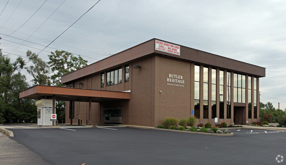 Primary Photo Of 660 N University Blvd, Middletown Office For Sale