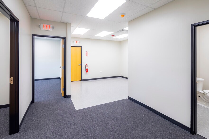 More Photos Of 1084 Industrial Dr, Bensenville Warehouse For Lease