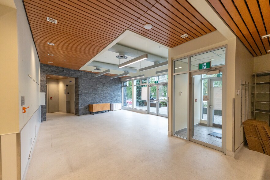 More Photos Of 2580 Capilano Rd, North Vancouver Veterinarian Kennel For Lease