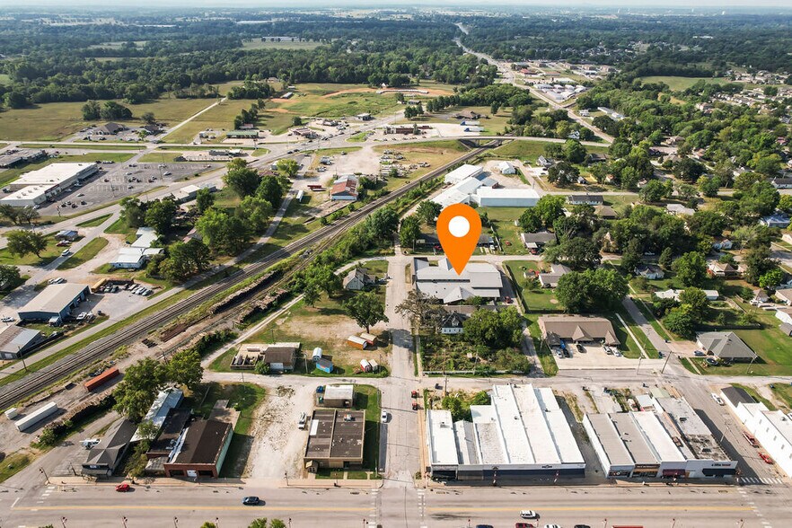 More Photos Of 121 S Nelson Ave, Gentry Light Manufacturing For Sale