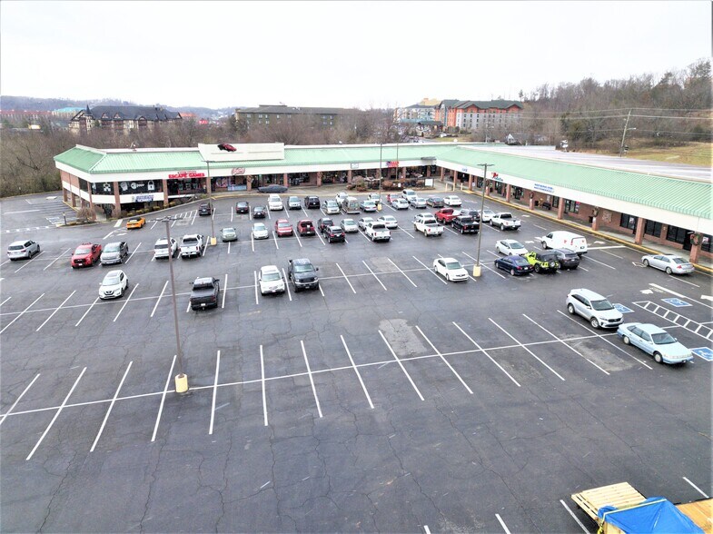 More Photos Of 147-185 E Wears Valley Rd, Pigeon Forge Storefront For Lease
