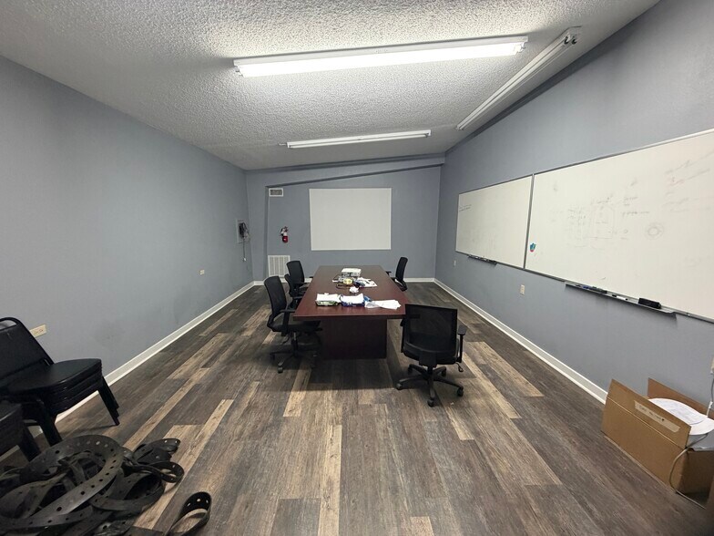 More Photos Of 2400 E Pierce St, Luling Warehouse For Sale