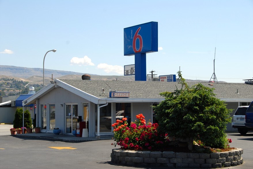 Primary Photo Of 610 N Wenatchee Ave, Wenatchee Hotel For Sale