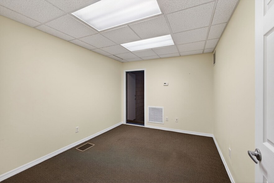 More Photos Of 3097-3117 SE Gran Park Way, Stuart Light Manufacturing For Sale