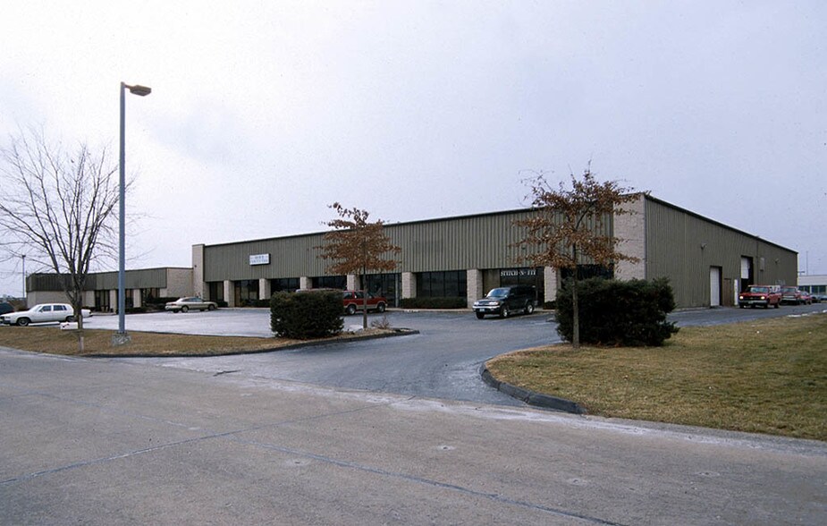More Photos Of 4300-4372 N Service Rd, Saint Peters Showroom For Lease