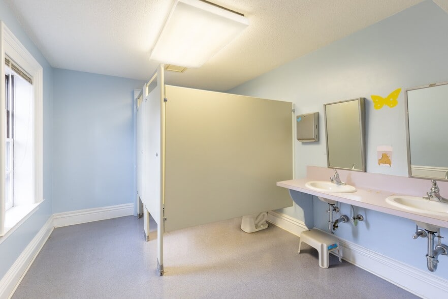 More Photos Of 1 Main St, Hartford Office Residential For Sale