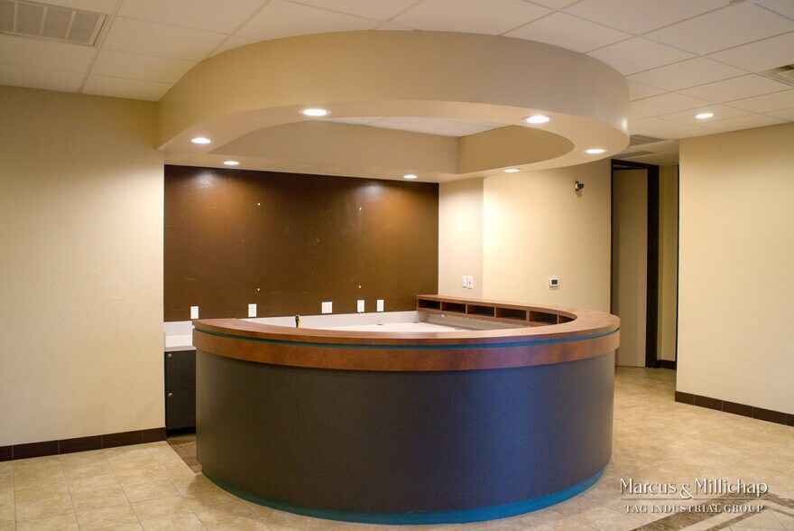 More Photos Of 10906 Laureate Dr, San Antonio Light Distribution For Sale