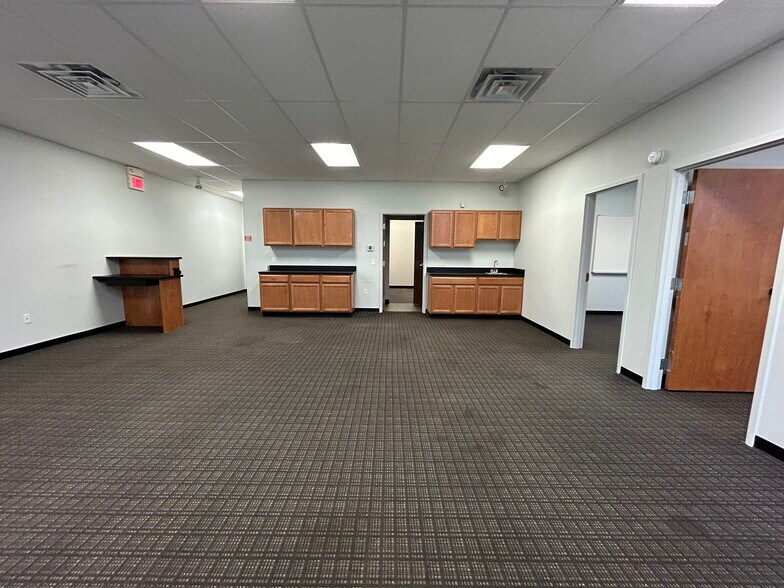 More Photos Of 7344 Pearl Rd, Middleburg Heights Office For Lease
