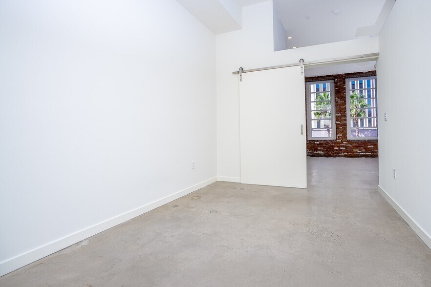 More Photos Of 3750 Main St, Riverside Apartments For Lease