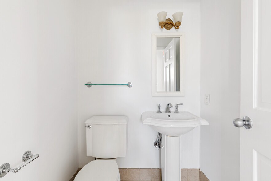 More Photos Of 152 E Main St, Huntington Medical For Lease