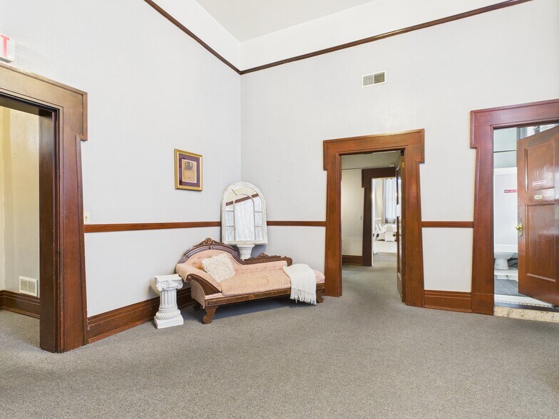 More Photos Of 619 Blondeau St, Keokuk Office For Sale