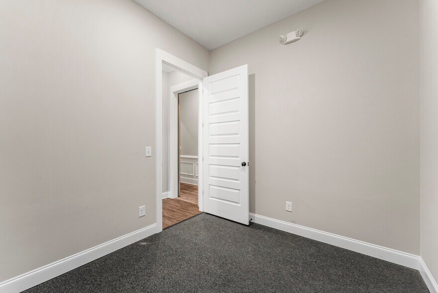 More Photos Of 102 S College St, Hamilton Flex For Sale