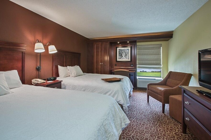 More Photos Of 1416 Broadway Ave E, Mattoon Hotel For Sale